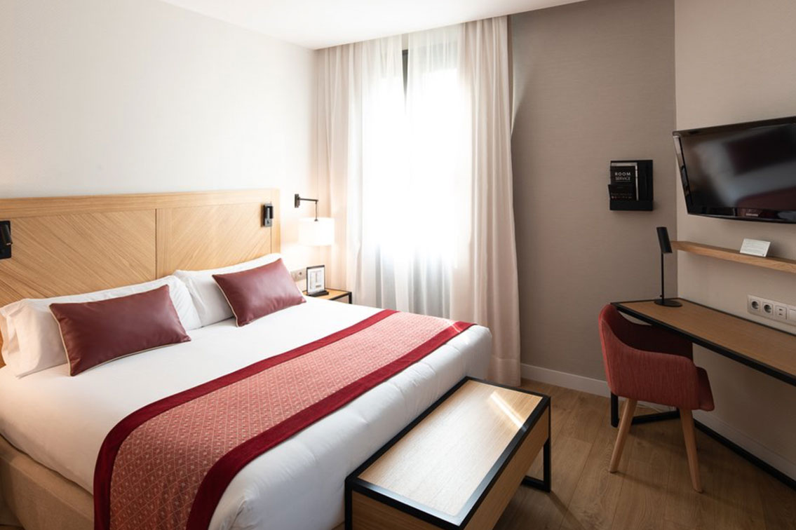 Mobiliario Personalizado vs. Estándar: ¿Qué Conviene Más en un Proyecto Hotelero?
